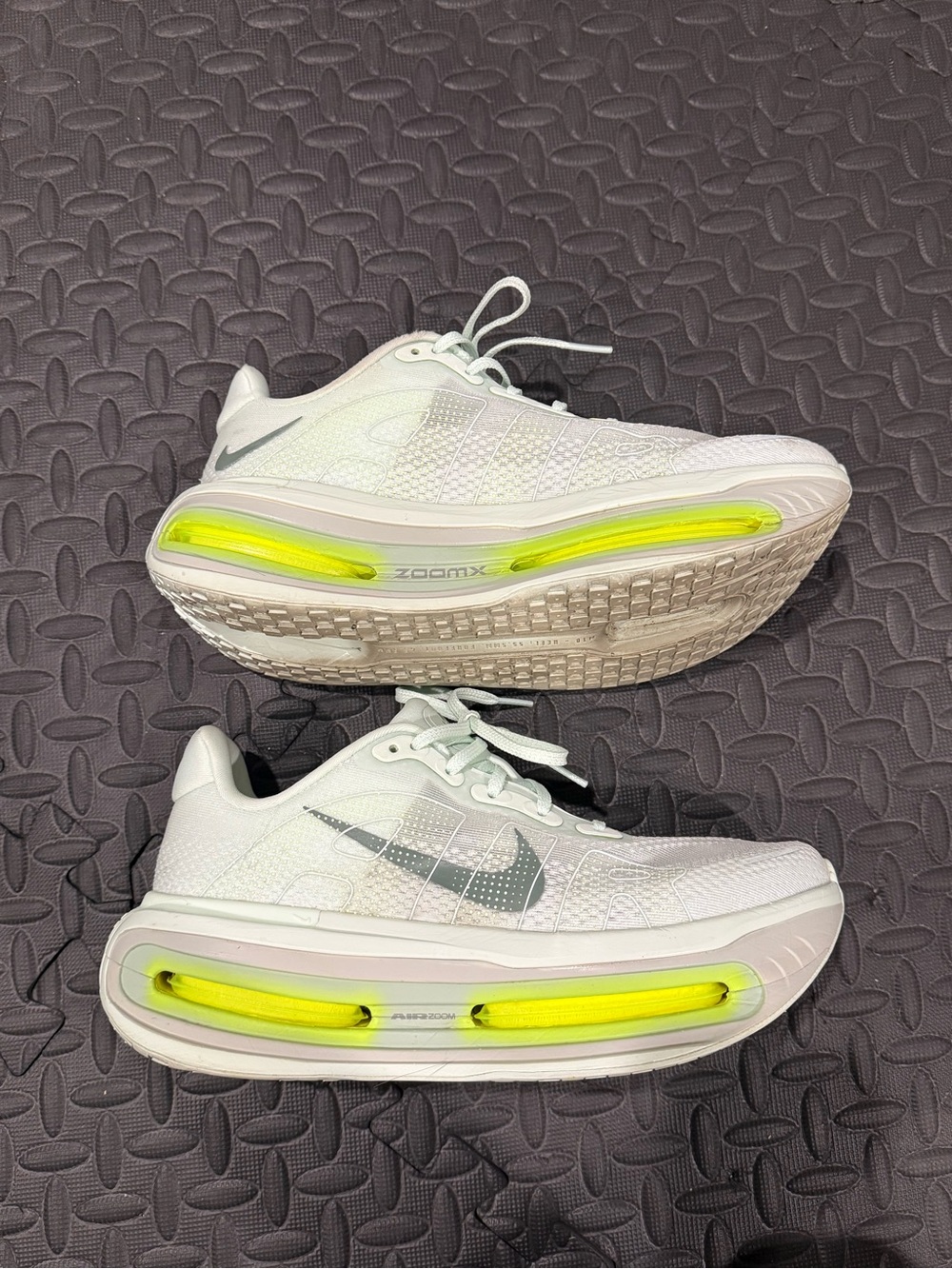 Nike - Vomero Premium, Men’s Size 9 (Light Green) - Picture 3 of 6